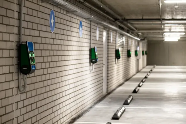 Atidaryta didžiausia elektromobilių įkrovimo stotelė Lietuvoje