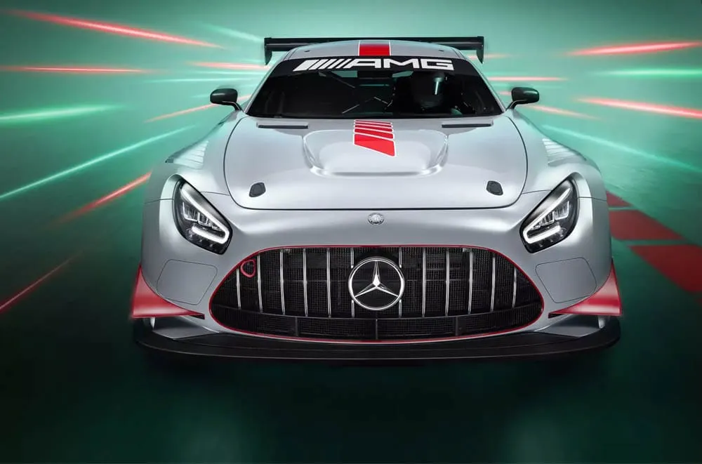 „Mercedes-AMG” parodė lenktyninį sportinį automobilį, kuriam neleidžiama lenktyniauti