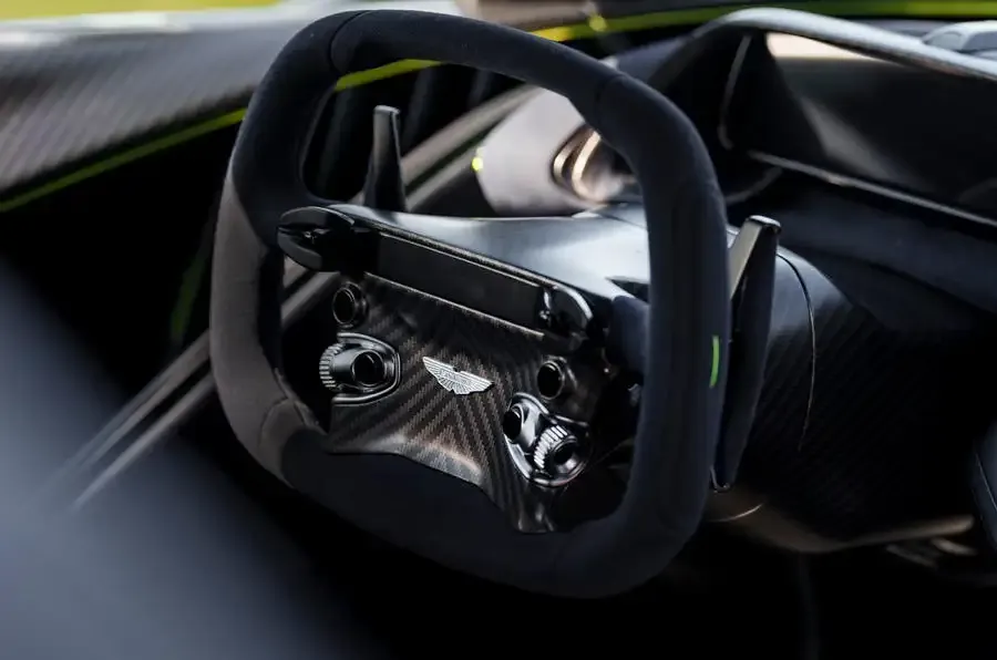 Parodė ir „Aston Martin Valhalla” interjerą