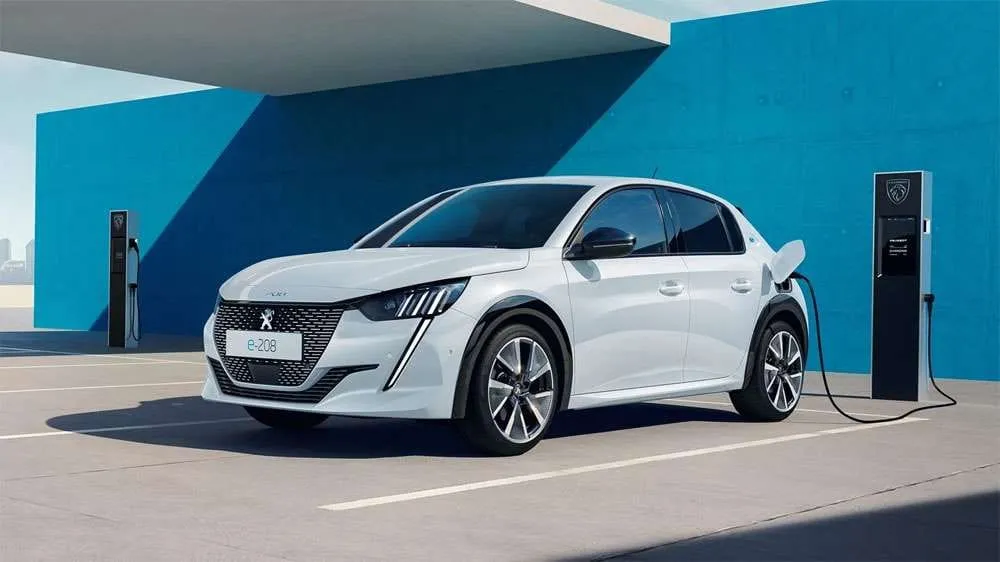 Dar vienas „Peugeot e-208” patobulinimas: galingesnis variklis ir didesnis akumuliatorius