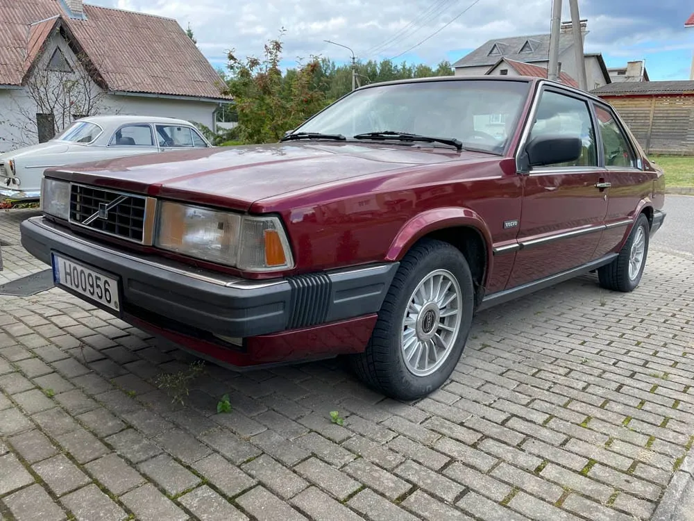 Istorinių automobilių ralio kolonoje – skirtingi eksponatai