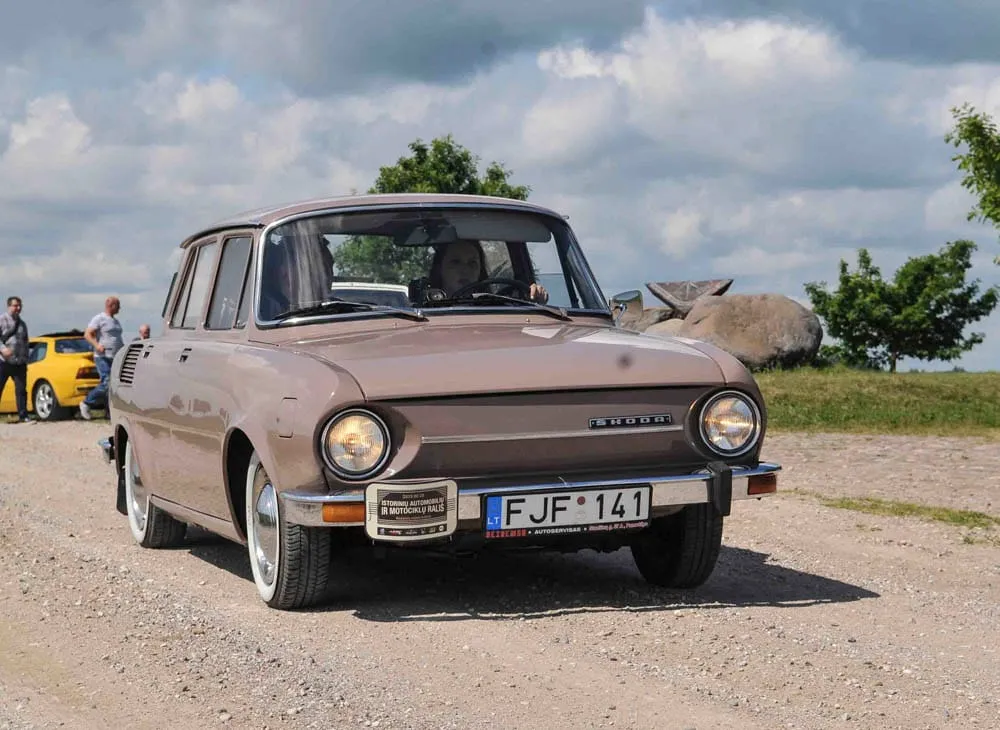 Istorinių automobilių ralio kolonoje – skirtingi eksponatai