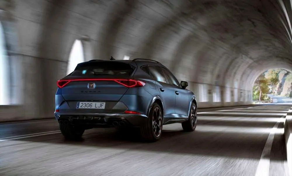 Sportiniai didesnio pravažumo automobiliai: kaip gamintojai juose suderino priešingybes?