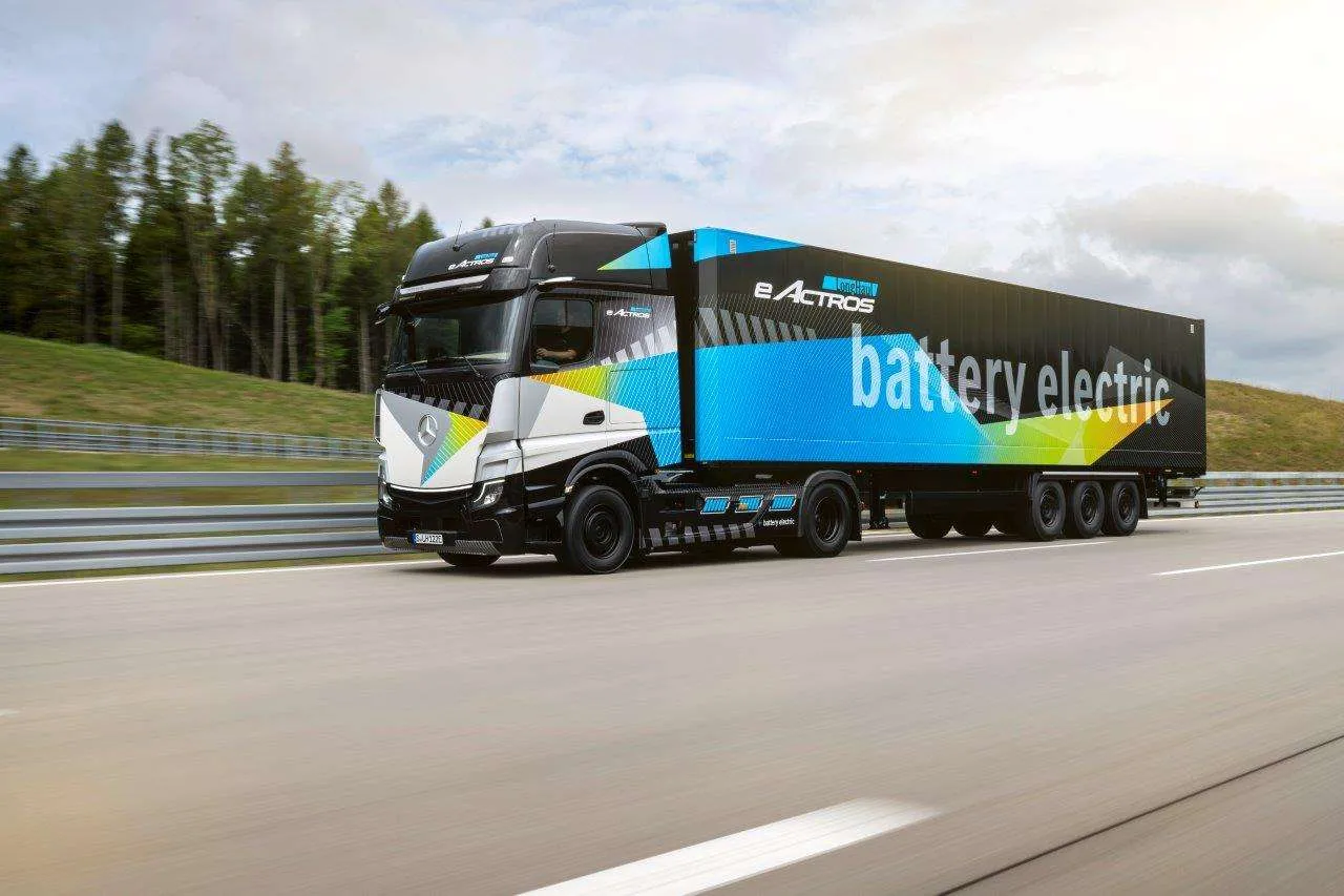 Įkrautas kelionei į rytojų – “Mercedes-Benz” elektrinis sunkvežimis „eActros LongHaul“ pakeis krovininį transportą visiems laikams