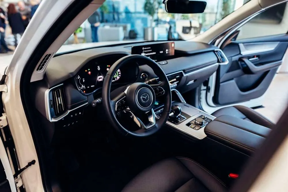 Lietuvoje debiutavo visiškai naujas „Mazda CX-60“: pirmasis bendrovės iš tinklo įkraunamas hibridas