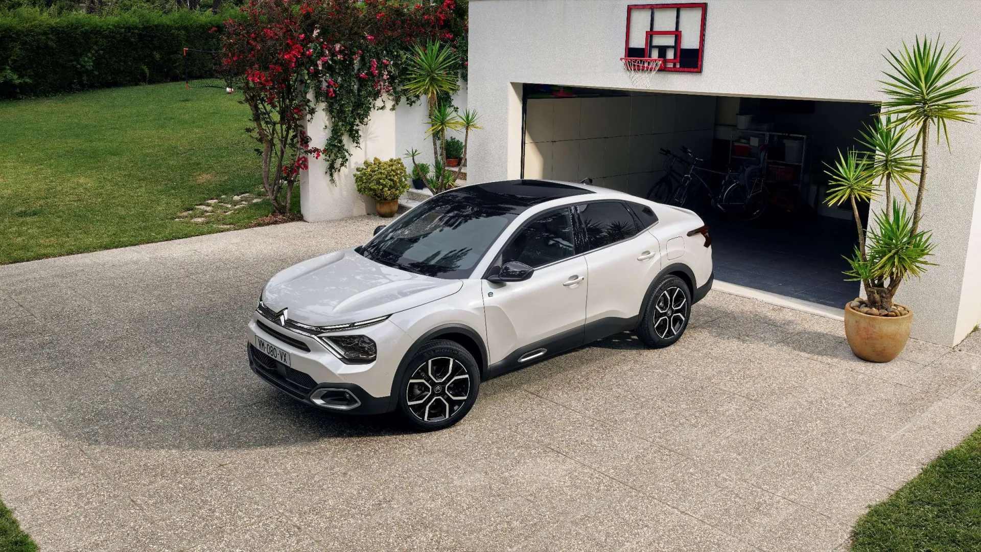 Savaime greitėjantys ar lėtėjantys automobiliai nebestebina: kurie iš jų turi daugiau privalumų?