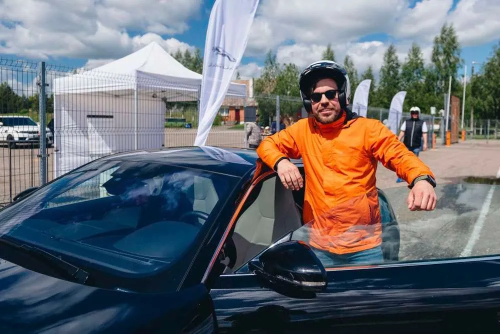 Savaime greitėjantys ar lėtėjantys automobiliai nebestebina: kurie iš jų turi daugiau privalumų?