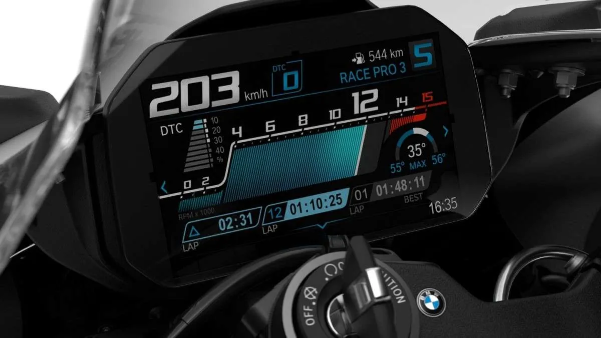 Septintą kartą atnaujintas BMW S 1000 RR (2023 m.): dar daugiau galios, nauja aerodinamika ir M komponentai