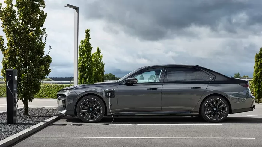 7 serijos BMW linija papildoma dyzeliniais ir iš tinklo įkraunamais hibridiniais varikliais