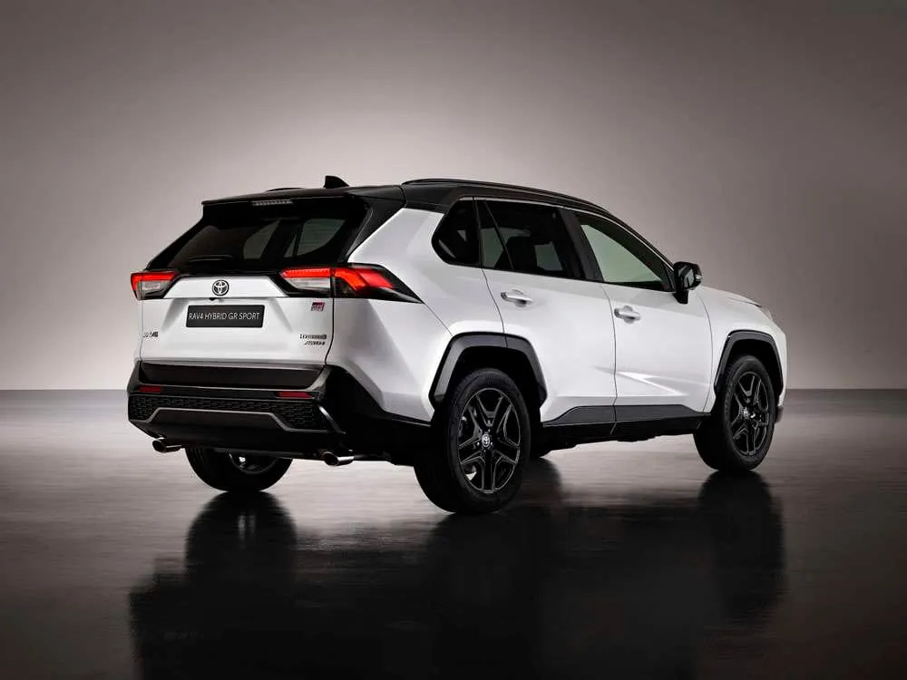 Sportiškesnė versija: „Toyota“ į gatves išleis „RAV4 GR Sport“ visureigį