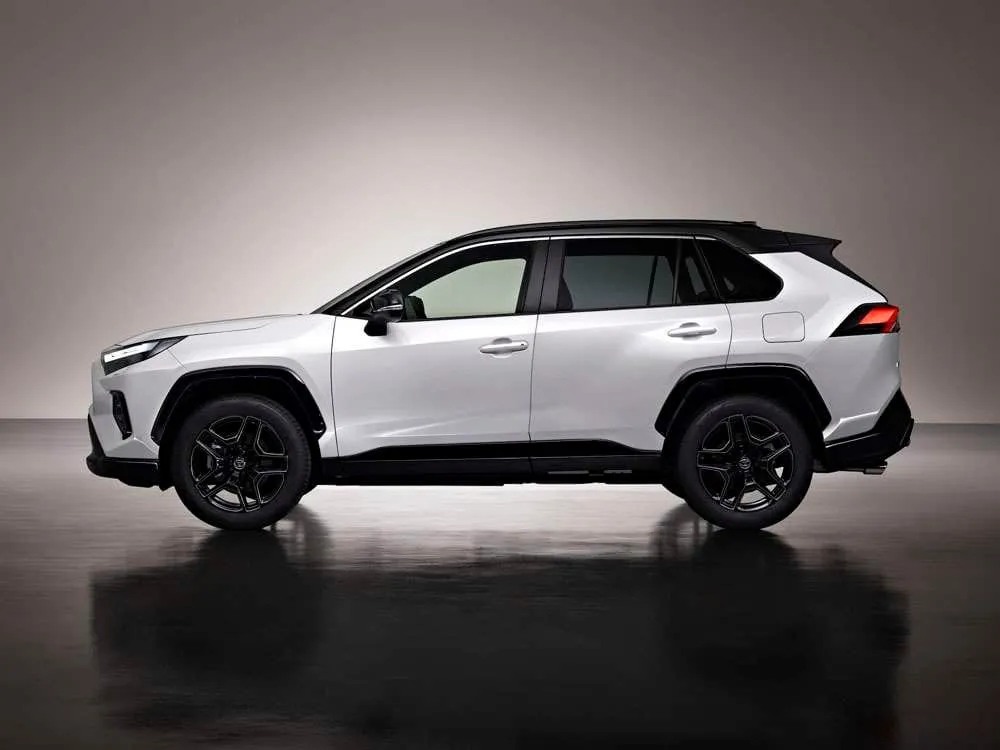 Sportiškesnė versija: „Toyota“ į gatves išleis „RAV4 GR Sport“ visureigį