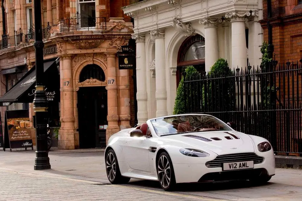Aktorius Pierce'as Brosnanas realiame gyvenime važinėjo Aston Martin Vanquish (Gamintojo nuotr.) Papasakojo, ką perka išskirtinių automobilių mėgėjai: ant svarstyklių gula istorija