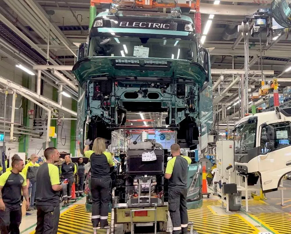 Istorinis žingsnis: „Volvo“ elektriniuose sunkvežimiuose panaudotas be iškastinio kuro pagamintas plienas