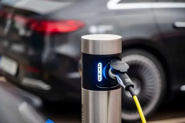 Bijančius, jog dėl elektromobilių gausos miestuose užges šviesos, guodžia: sprendimų yra jau dabar