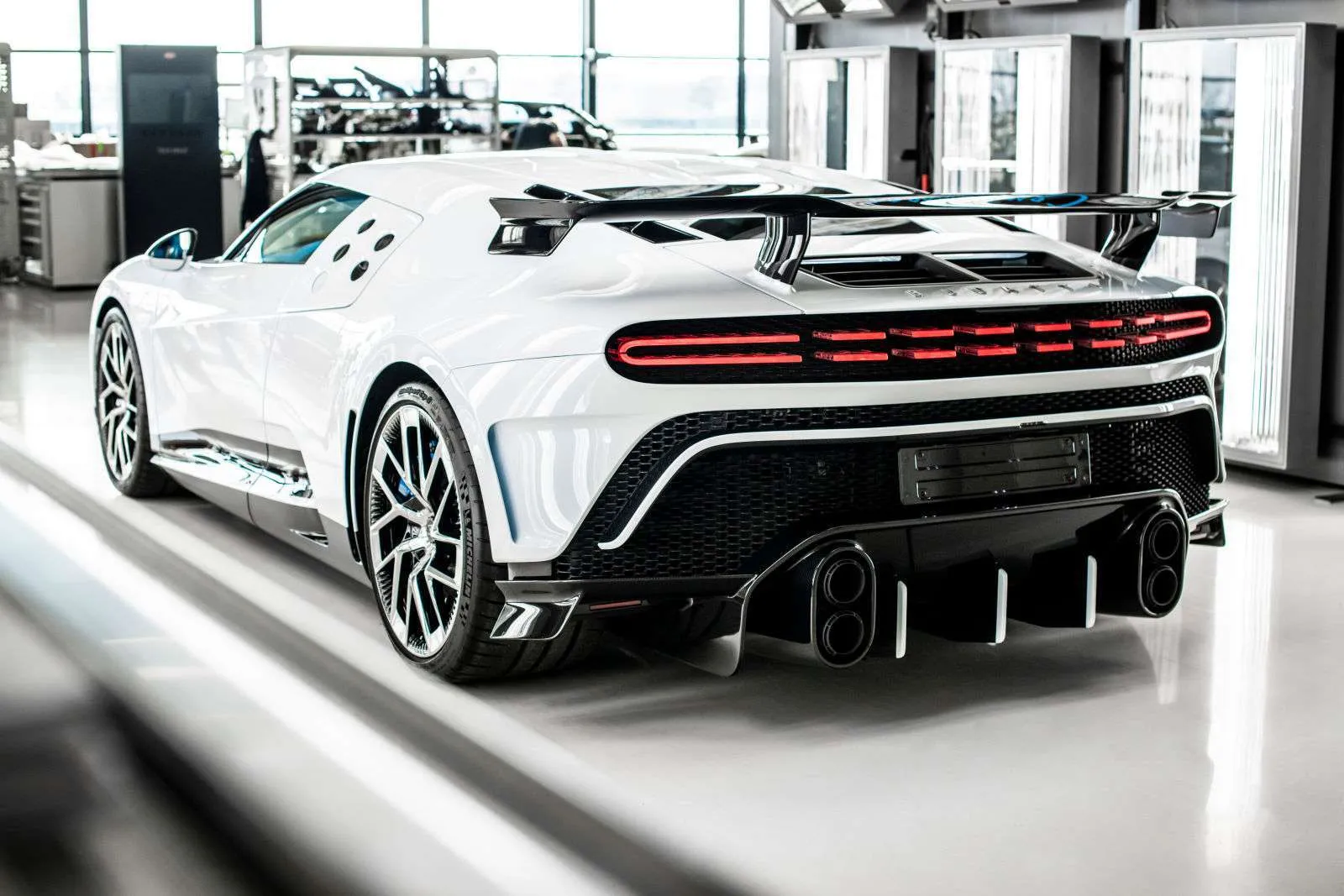 Paskutinis iš dešimties „Bugatti Centodieci” pristatytas savininkui