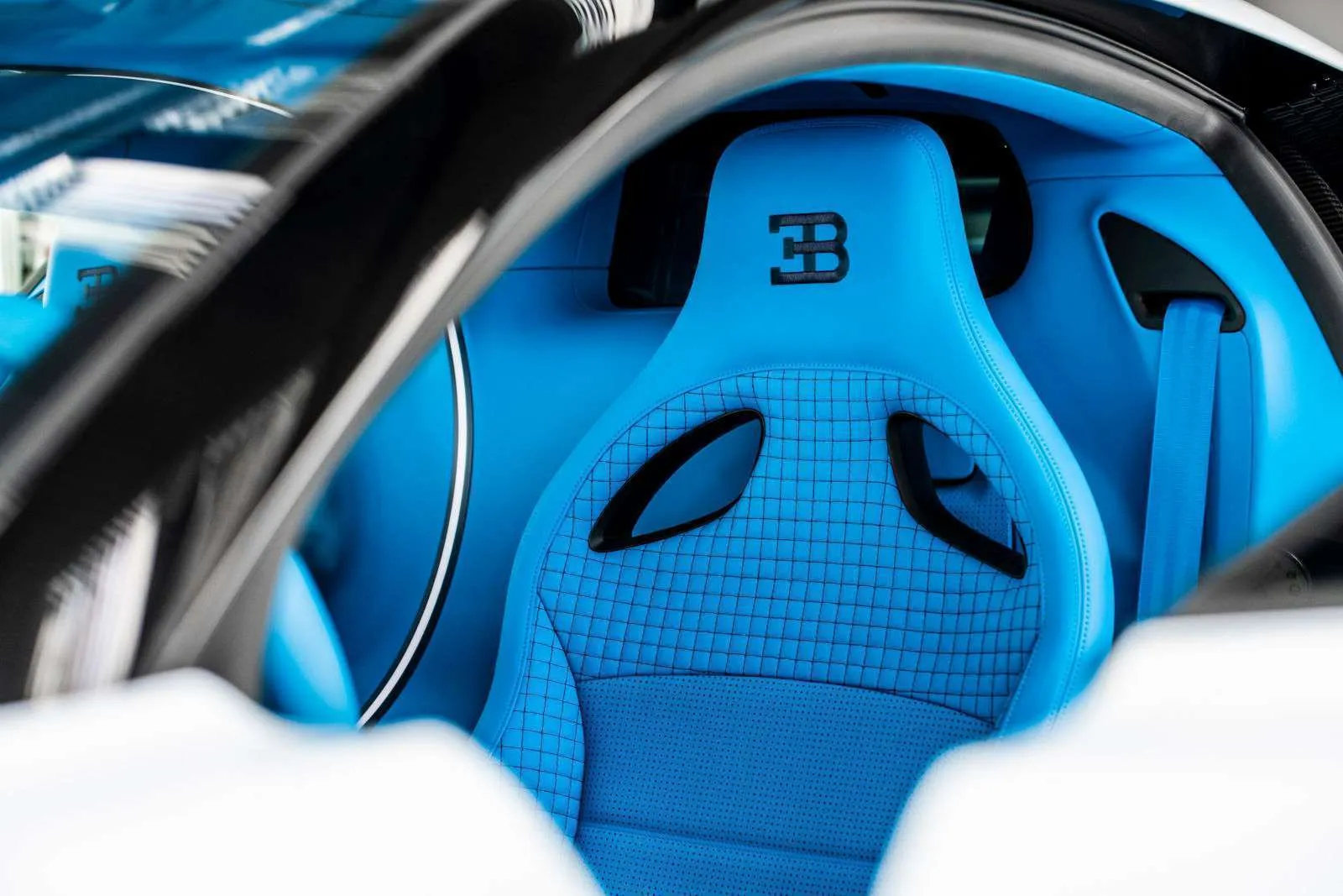 Paskutinis iš dešimties „Bugatti Centodieci” pristatytas savininkui