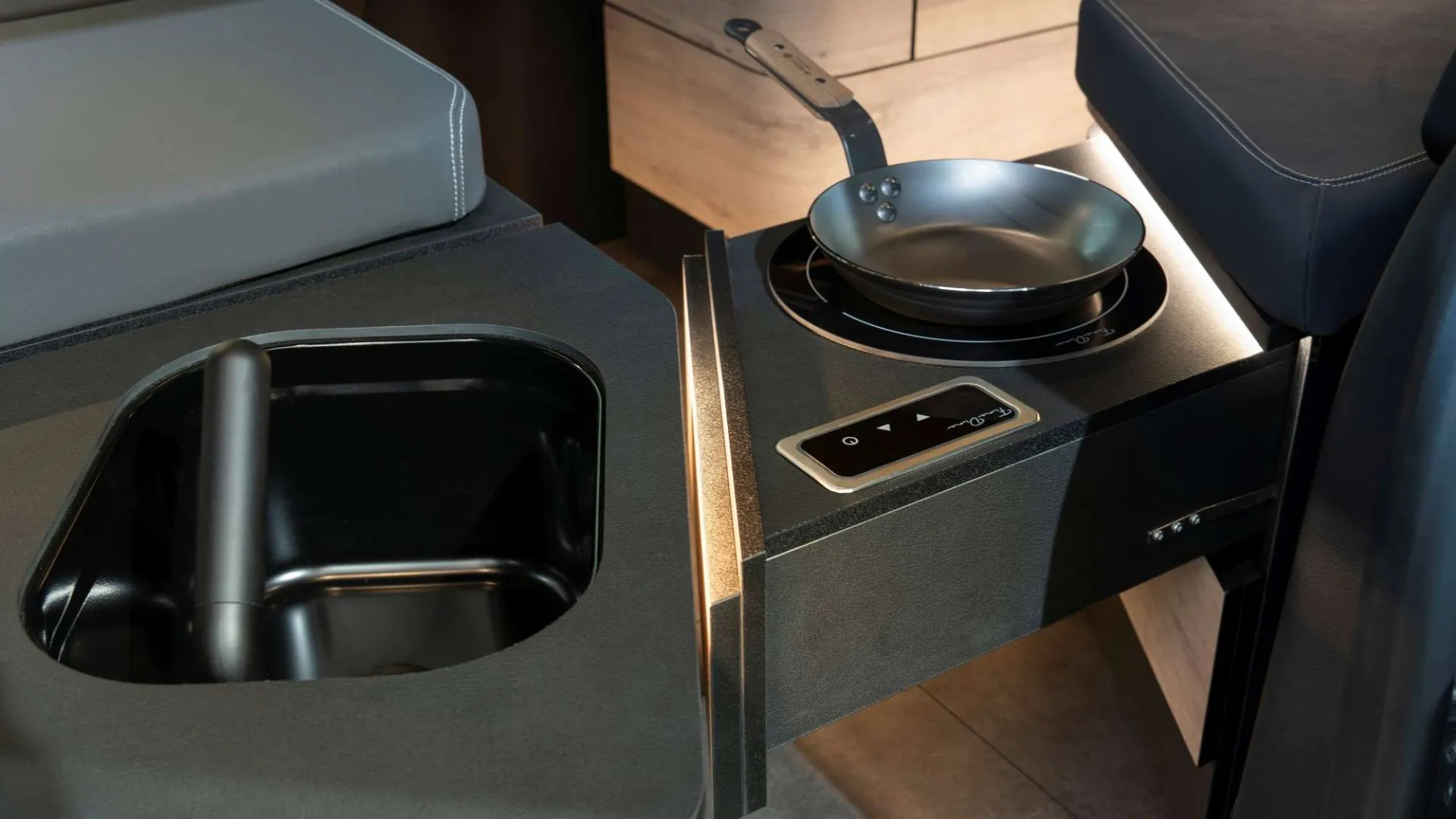 „Mercedes-Benz EQT”: analoginiai prietaisai, „Renault” technologijos ir dvi kemperio versijos