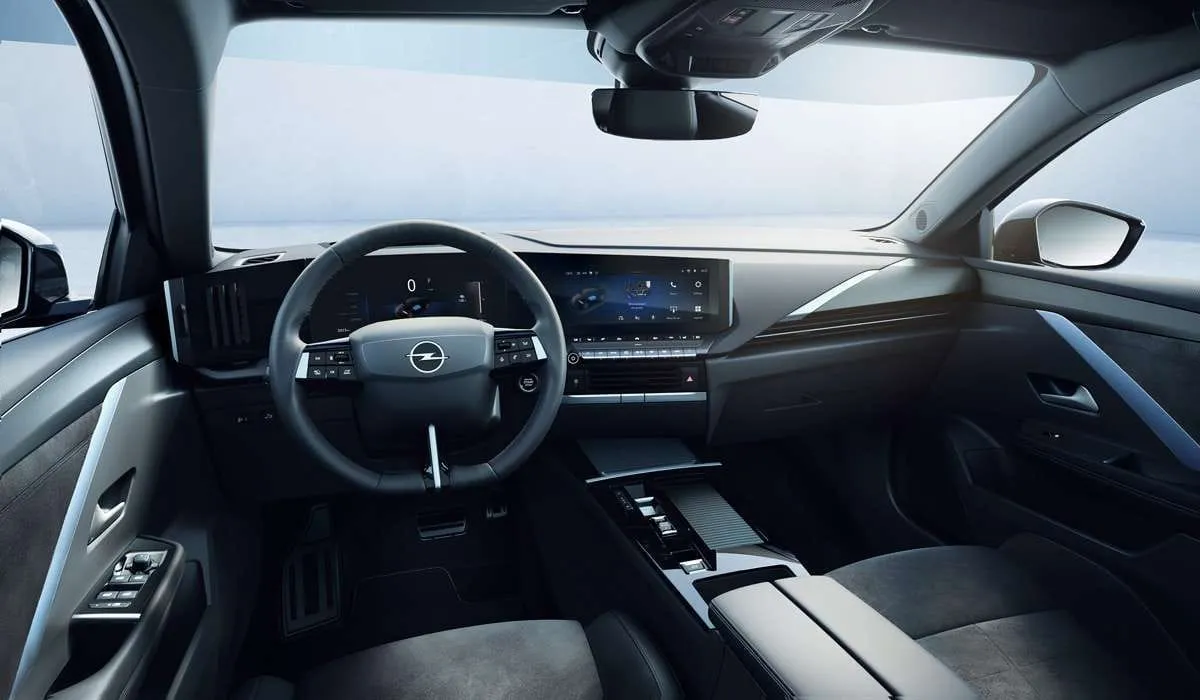 „Opel Astra Electric” bus galima rinktis iš dviejų kėbulo tipų