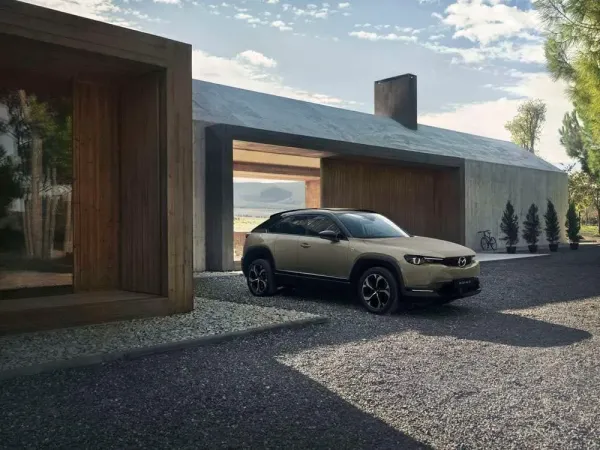 „Mazda“ pristatė Europos rinkai unikalų MX-30 įkraunamąjį hibridą