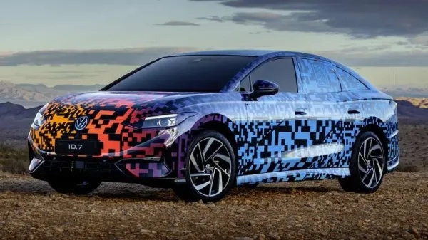 "Volkswagen" neketina sekti "Tesla" ir "Ford" pavyzdžiu ir mažinti elektromobilių kainos