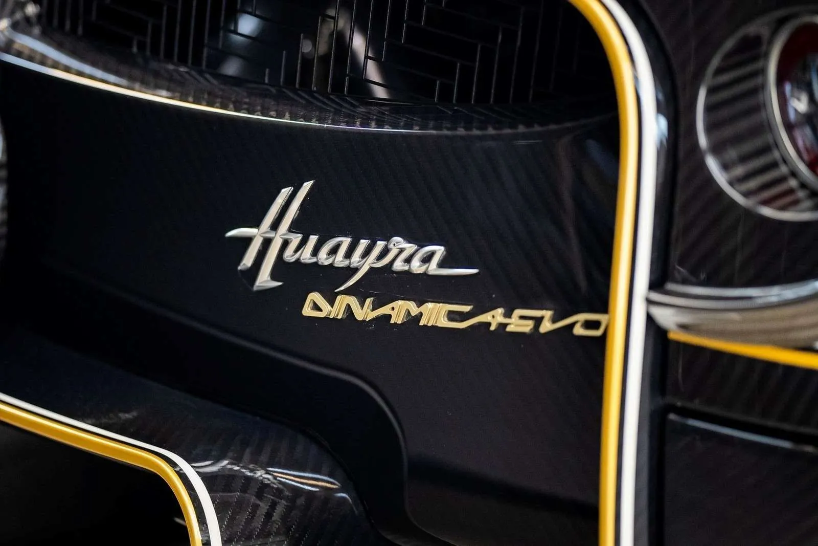 „Pagani Huayra Dinamica Evo”: unikalus roadsteris su kobros formos oro įsiurbimo angomis