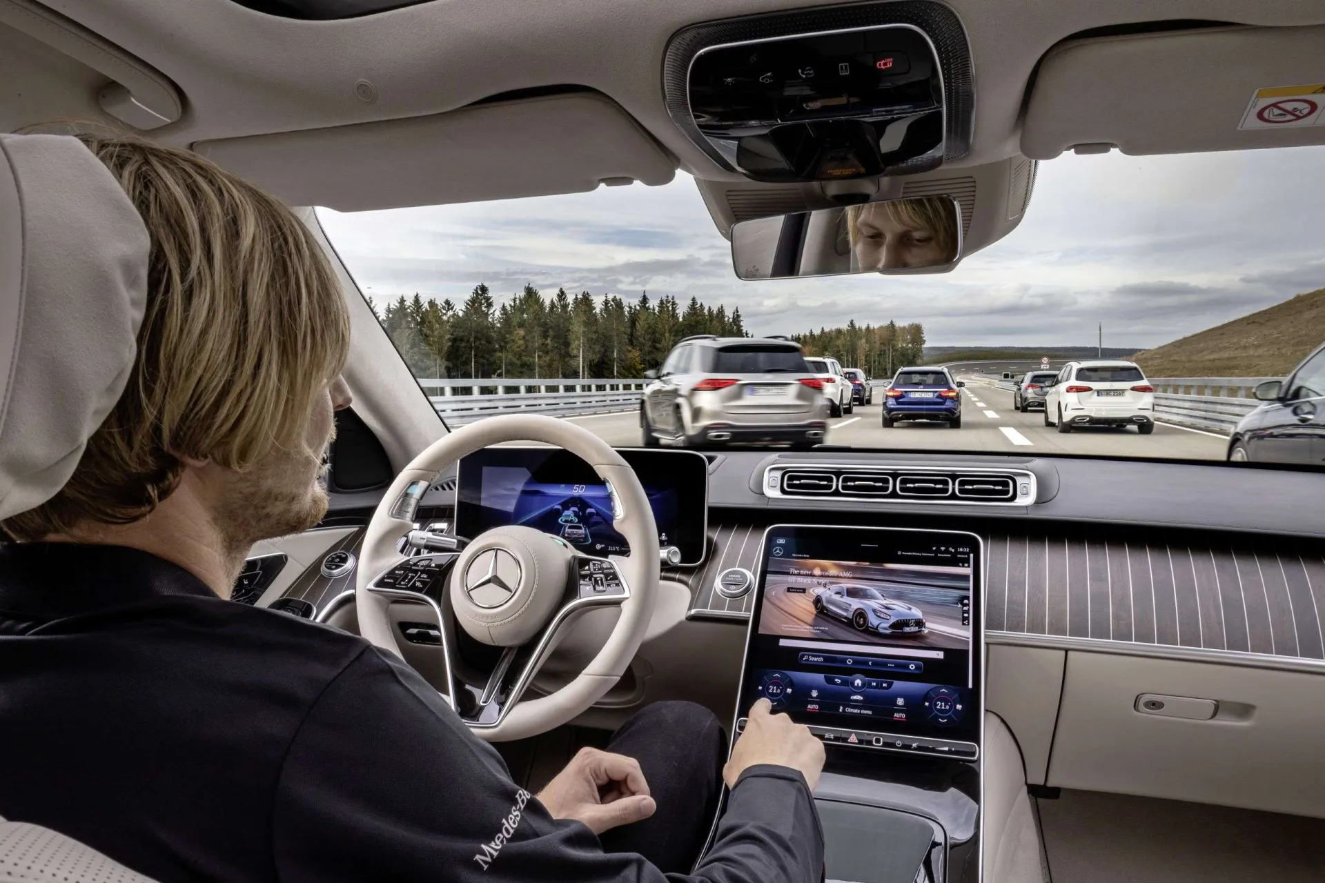 Während der hochautomatisierten Fahrt, ermöglicht DRIVE PILOT dem Fahrer sich vom Verkehrsgeschehen ab- und bestimmten Nebentätigkeiten zu zuwenden. Zum Beispiel mit den Kollegen via In-Car-Office zu kommunizieren, Mails zu schreiben, im Internet zu surfen oder entspannt einen Film anzuschauen. // During the conditionally automated journey, DRIVE PILOT enables the driver to move away from the traffic situation and to turn to certain secondary activities. For example, communicating with colleagues via in-car office, writing e-mails, surfing the Internet or watching a movie in a relaxed way. Kada „Mercedes-Benz“ nebereiks vairuotojo?
