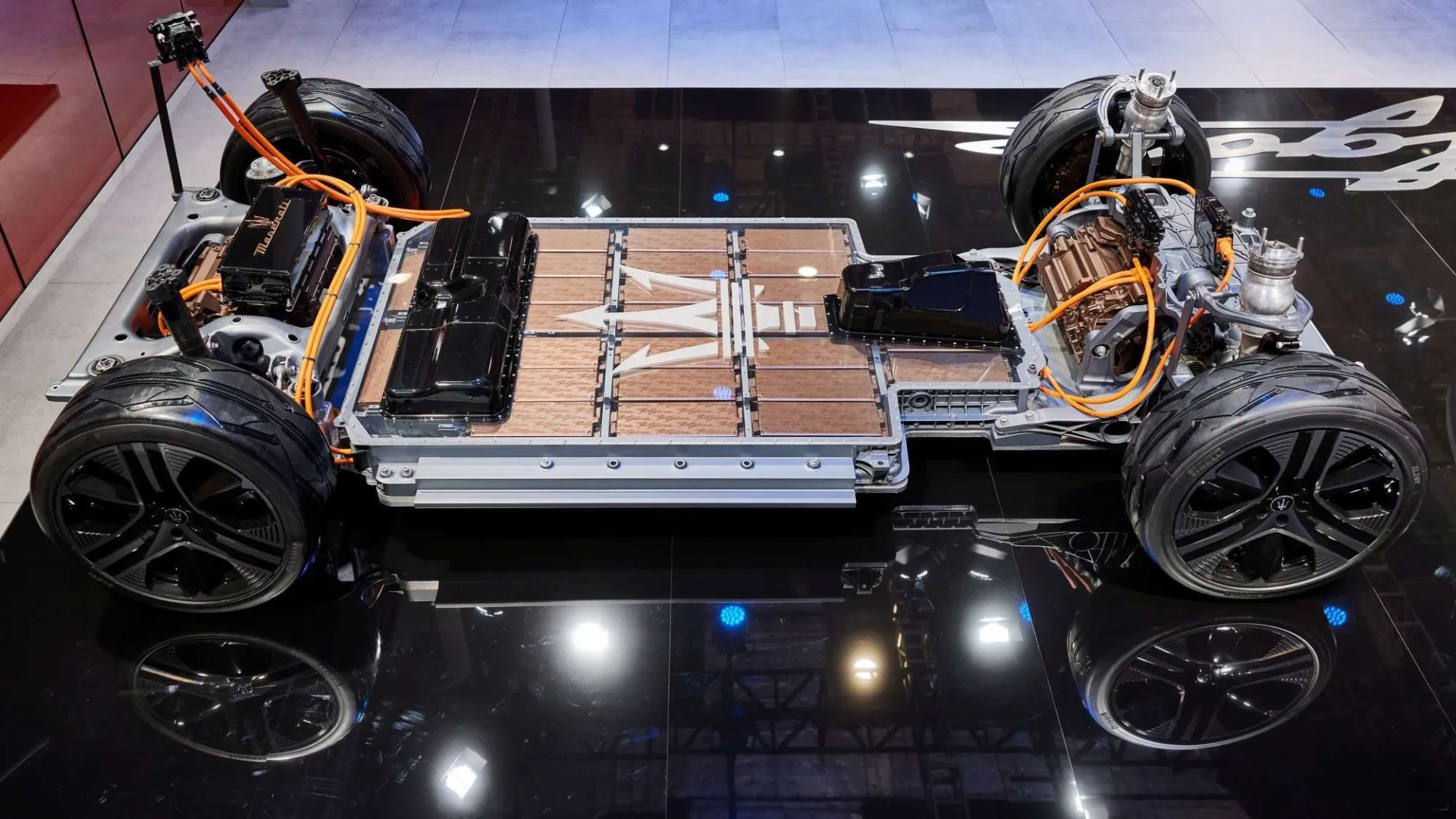 „Maserati Grecale Folgore” elektrinis krosoveris: beveik 2,5 tonos svorio ir 500 km vienu įkrovimu
