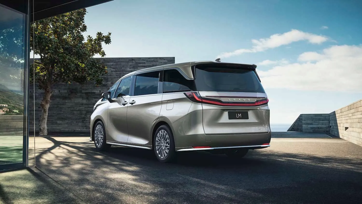„Lexus“ žengė į naują segmentą: pristatytas prabangus mikroautobusas LM