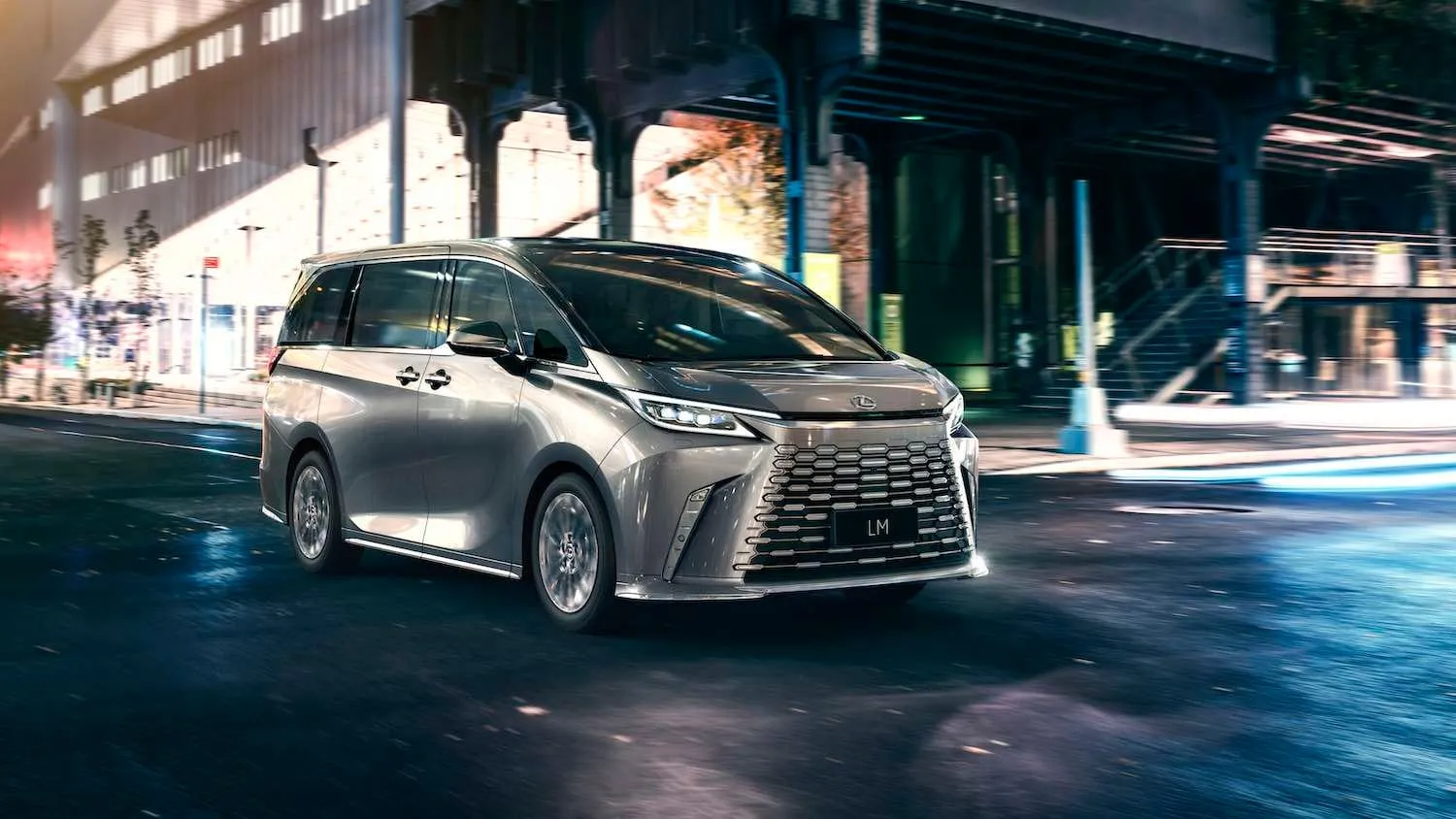 „Lexus“ žengė į naują segmentą: pristatytas prabangus mikroautobusas LM