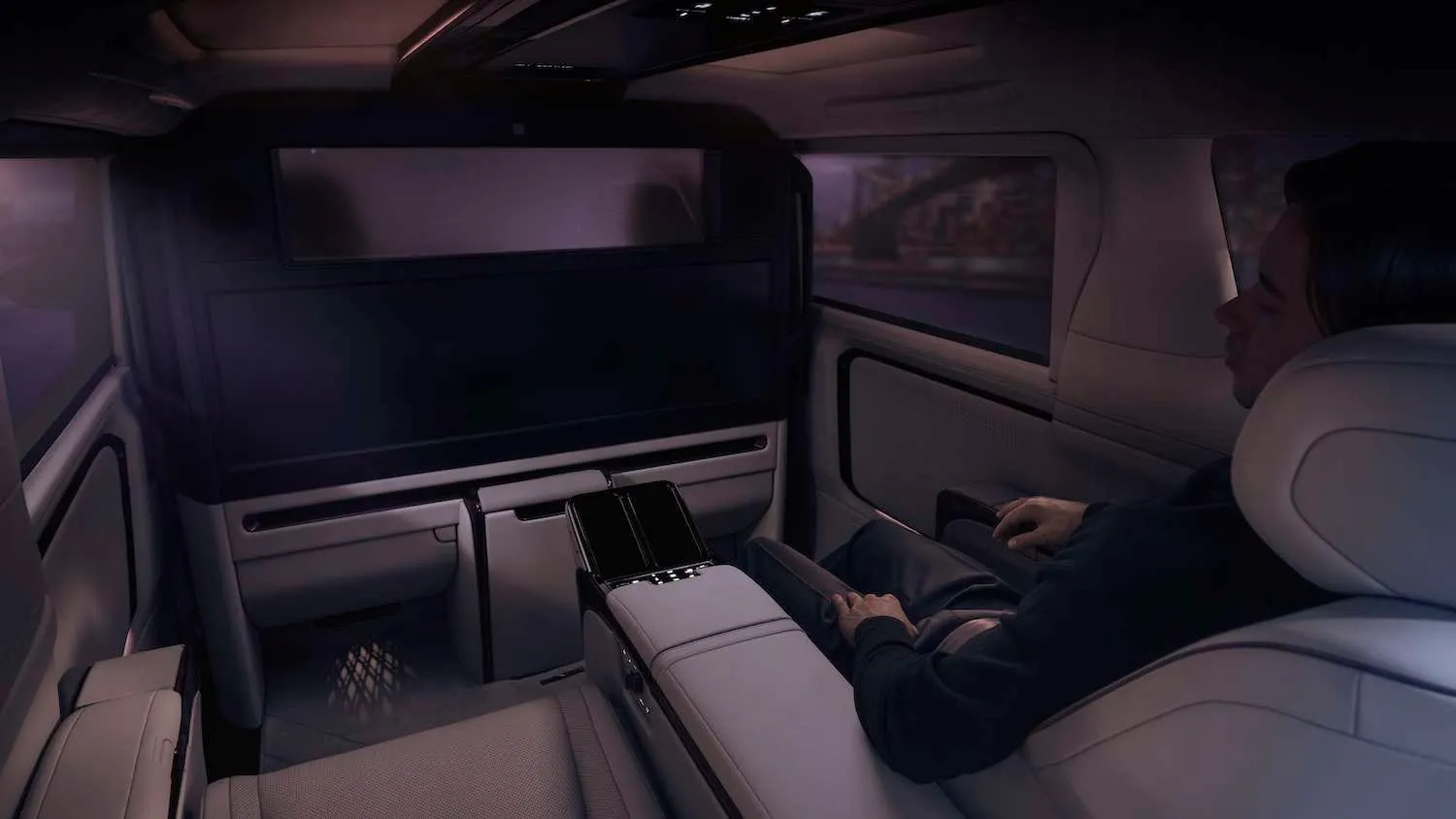 „Lexus“ žengė į naują segmentą: pristatytas prabangus mikroautobusas LM