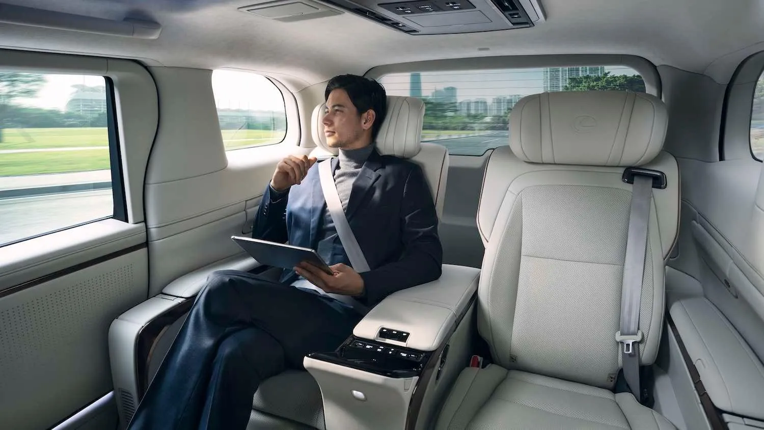 „Lexus“ žengė į naują segmentą: pristatytas prabangus mikroautobusas LM