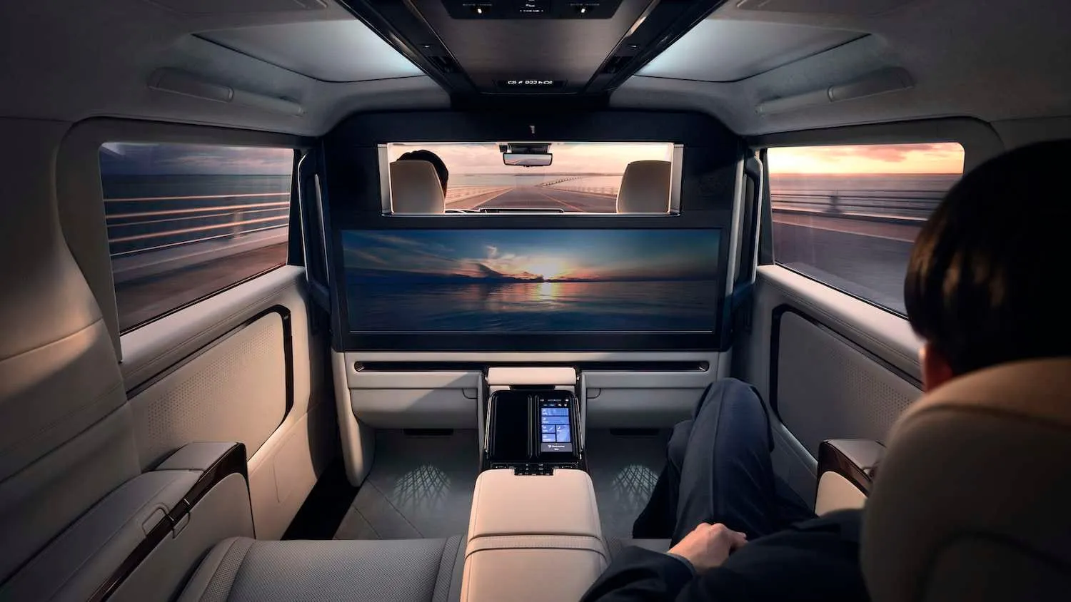 „Lexus“ žengė į naują segmentą: pristatytas prabangus mikroautobusas LM