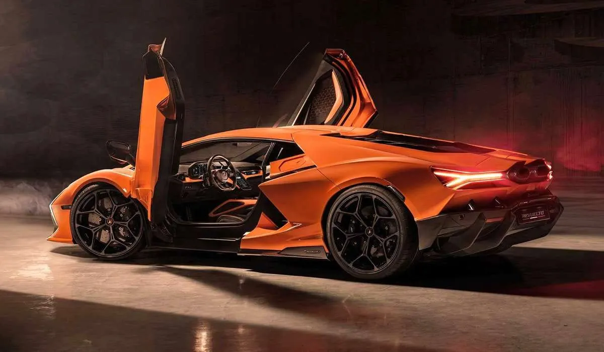 „Aventador” įpėdinis: „Lamborghini Revuelto”