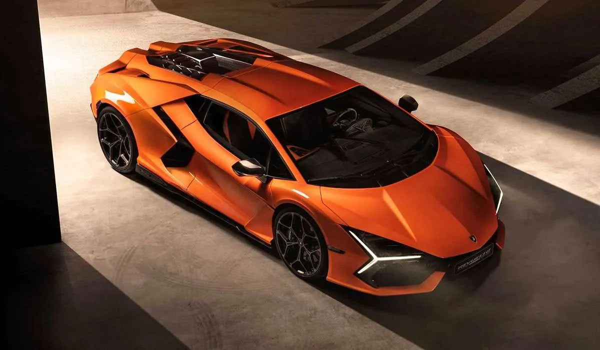 „Aventador” įpėdinis: „Lamborghini Revuelto”