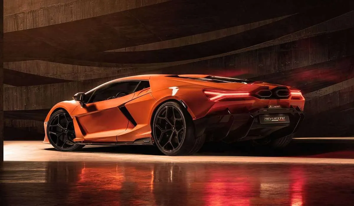 „Aventador” įpėdinis: „Lamborghini Revuelto”