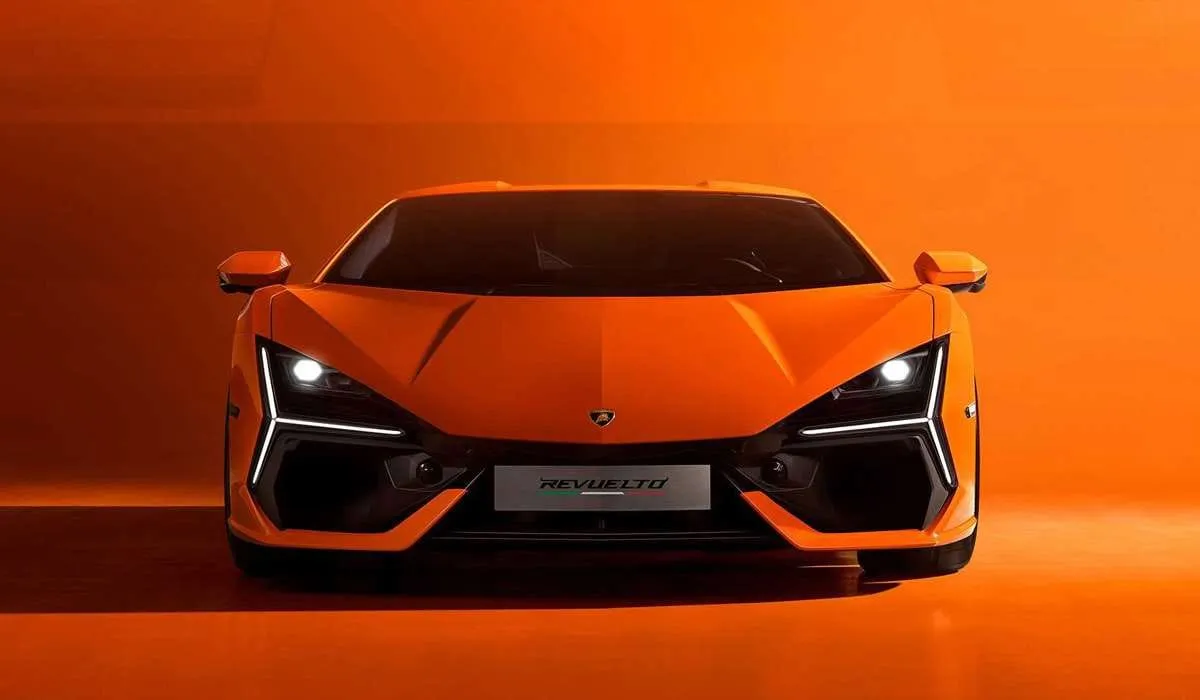 „Aventador” įpėdinis: „Lamborghini Revuelto”