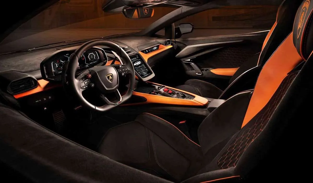 „Aventador” įpėdinis: „Lamborghini Revuelto”