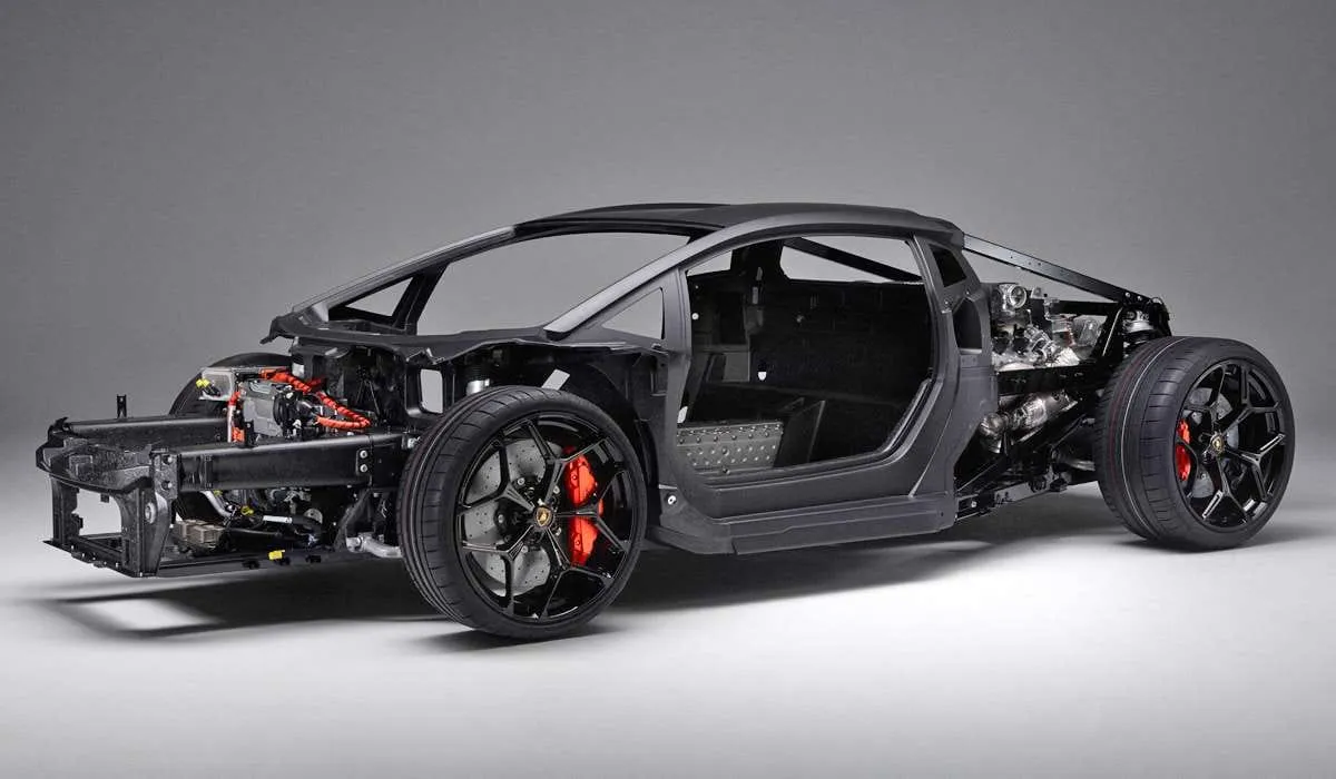 „Aventador” įpėdinis: „Lamborghini Revuelto”