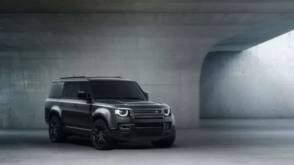 „Land Rover“ pristatė naująsias „Defender“ versijas
