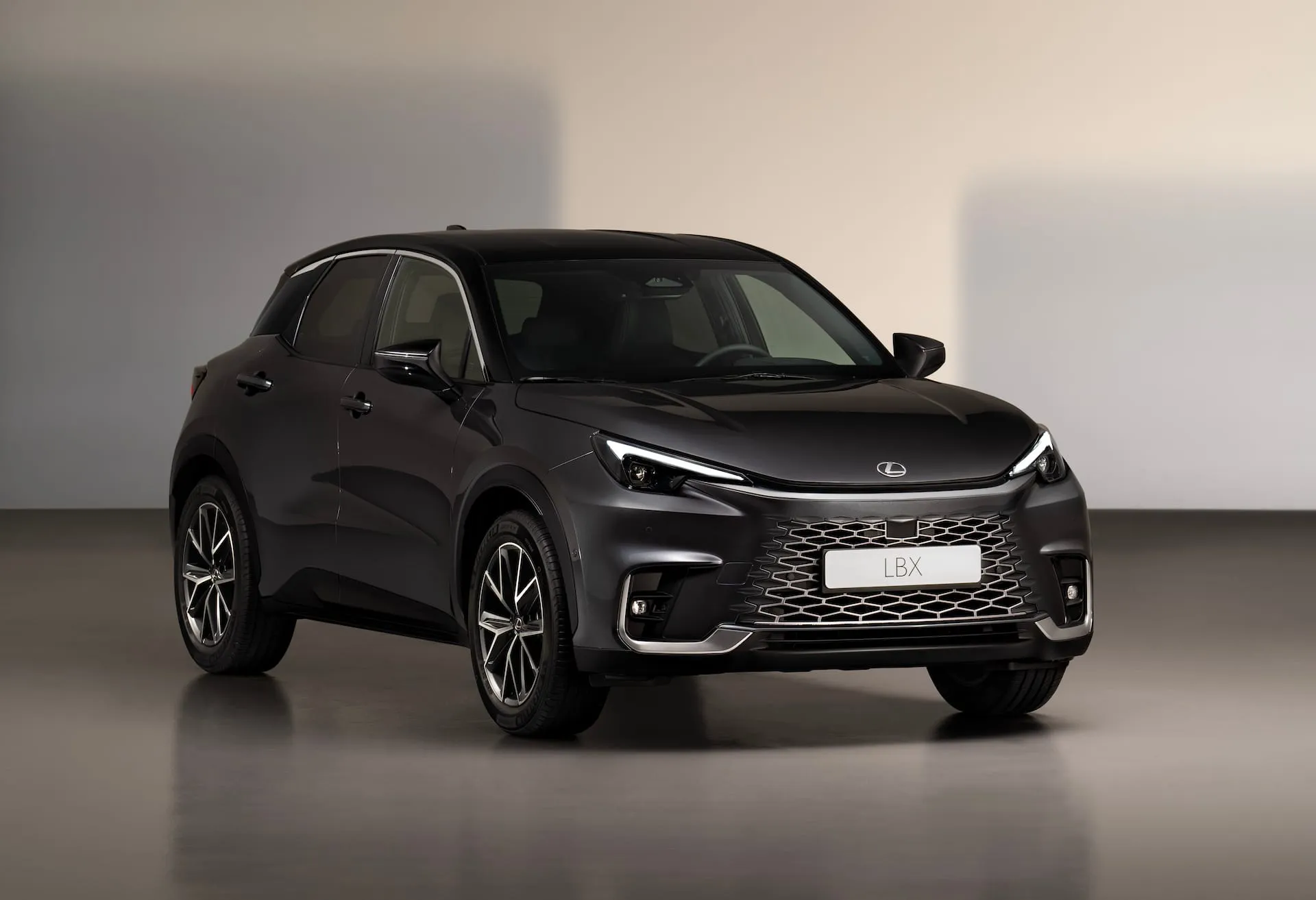 Oficialiai debiutavo naujasis „Lexus LBX“