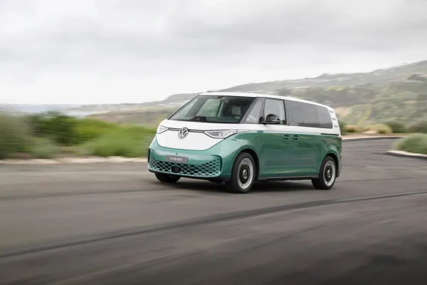 „Volkswagen“ pristatė septynvietį elektrinį „ID.Buzz“ mikroautobusą