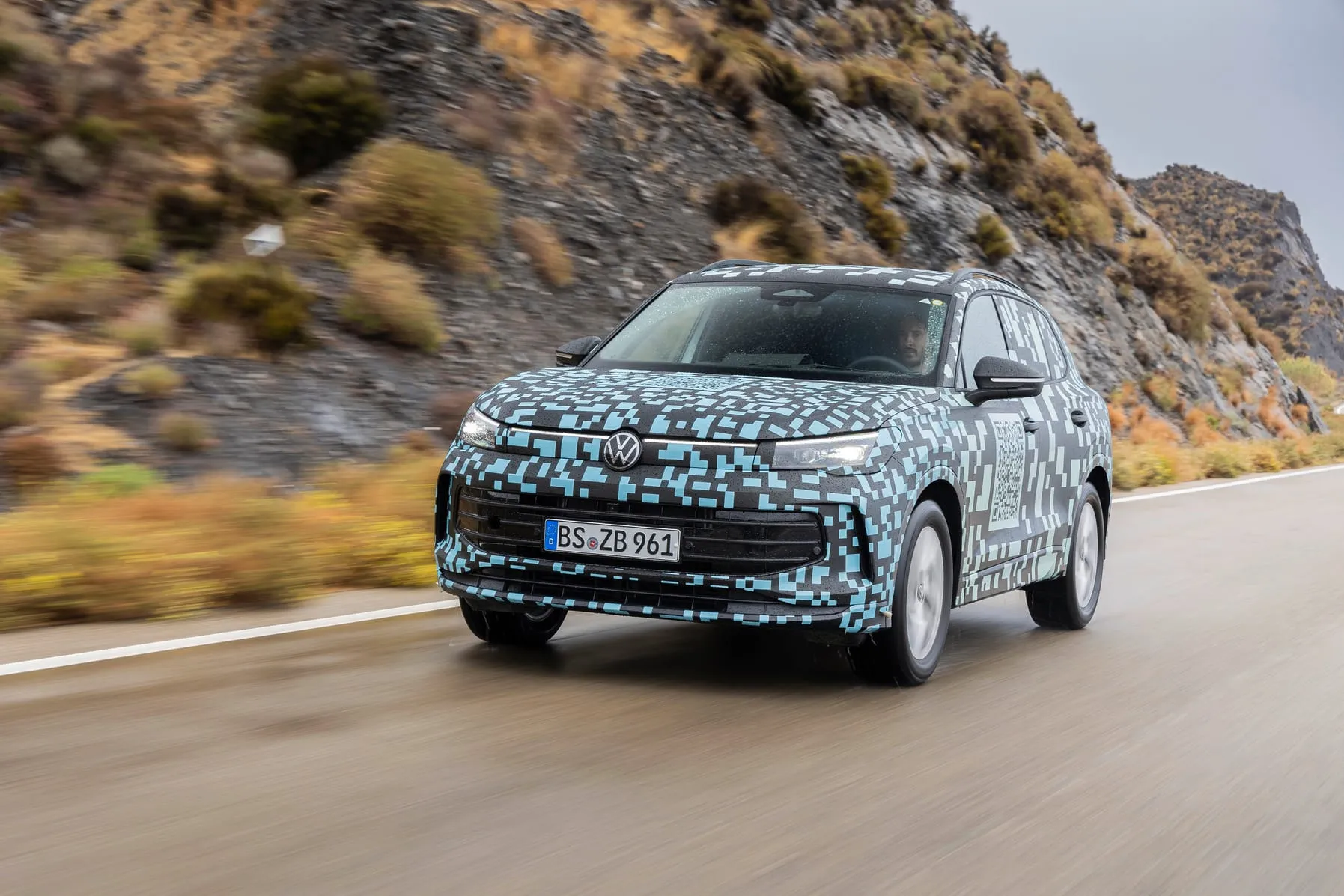 Naujasis „Volkswagen Tiguan“ išsiskirs aukštesnio segmento įranga ir 100 km elektros režimo atstumu