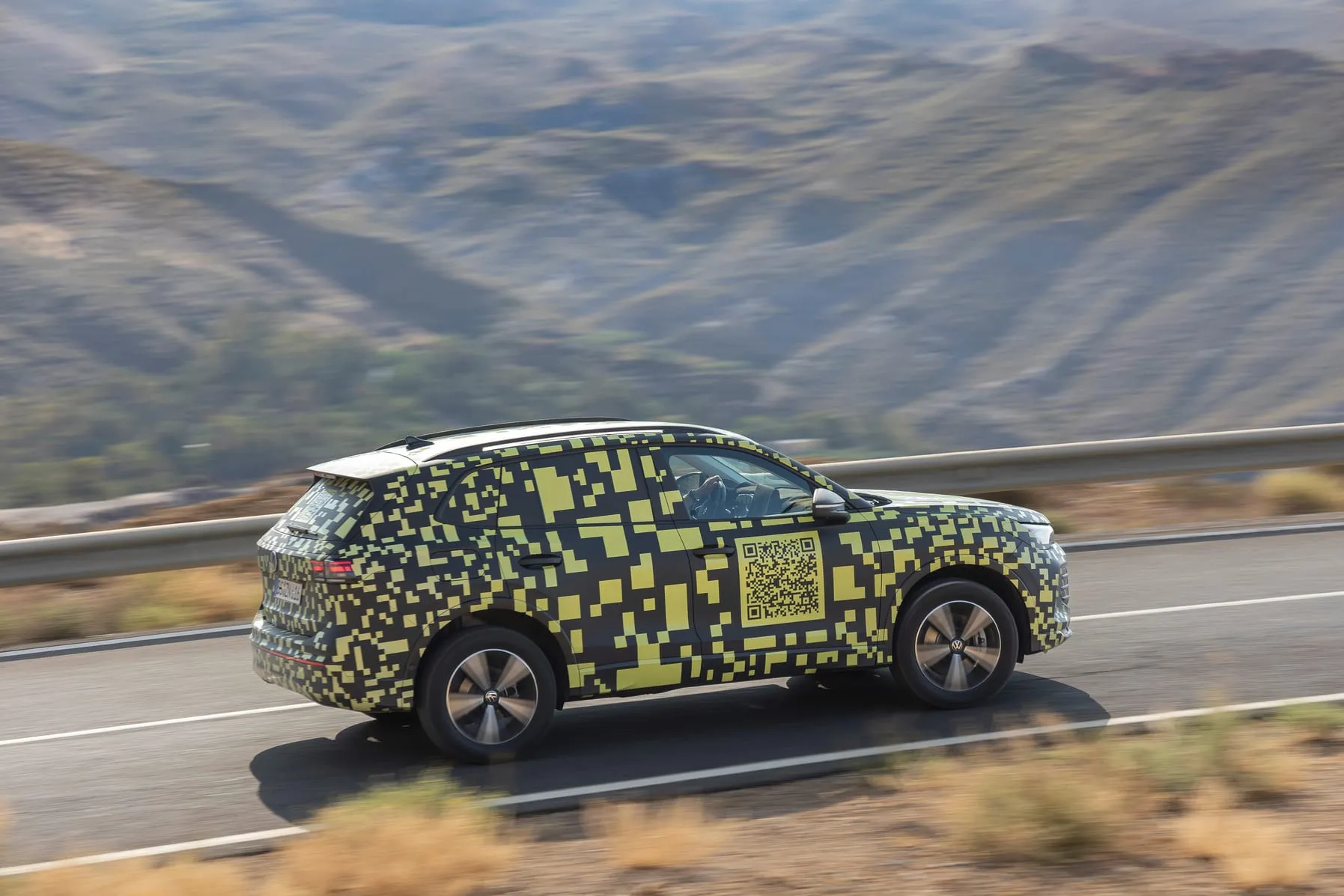 Naujasis „Volkswagen Tiguan“ išsiskirs aukštesnio segmento įranga ir 100 km elektros režimo atstumu