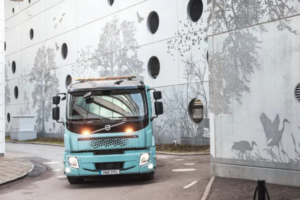 „Volvo“ pristato daugiau nuvažiuojančius elektrinius sunkvežimius