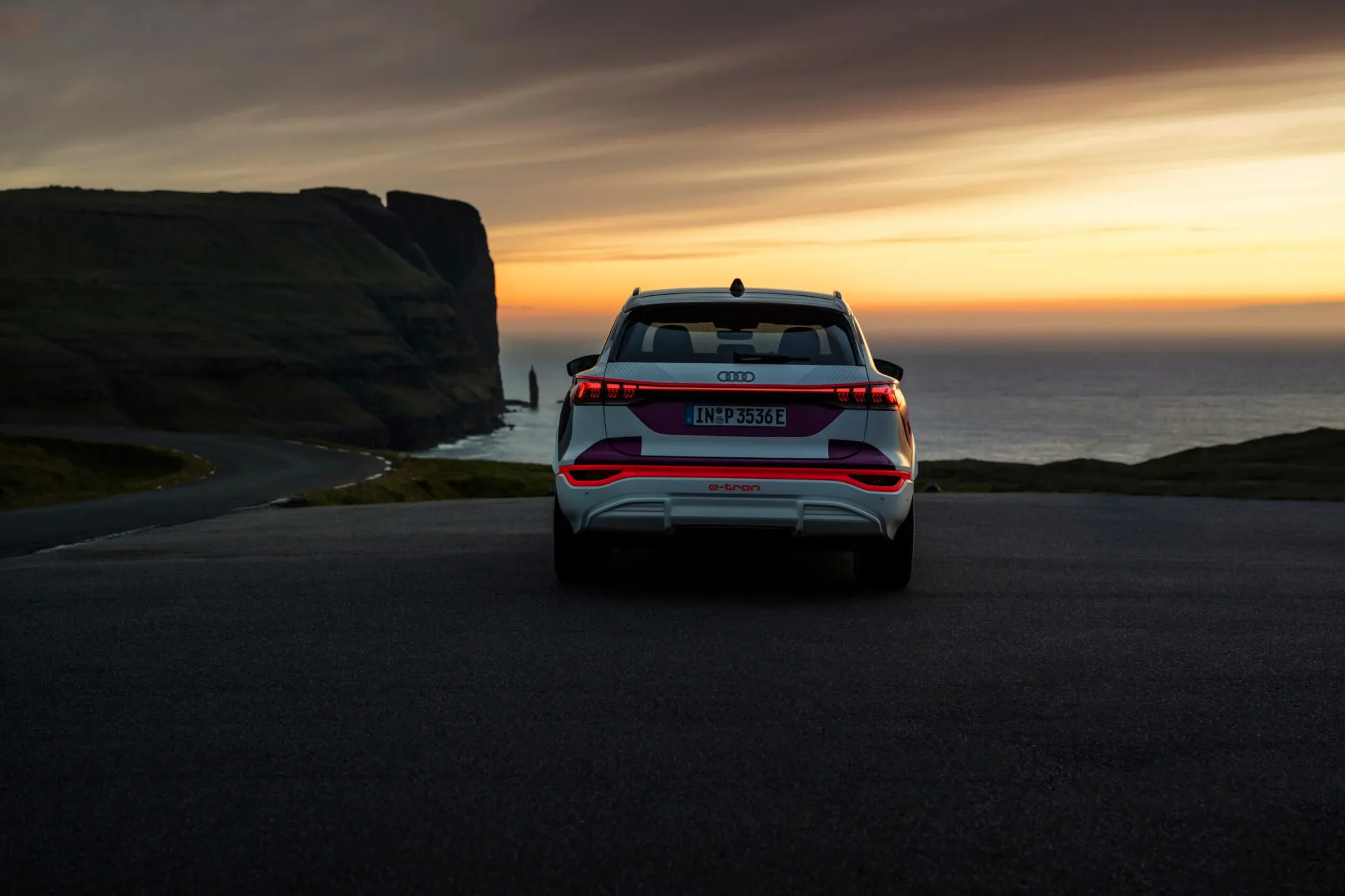 „Audi“ pristatė „Q6 e-tron“ prototipą su pirmaisiais pasaulyje informatyviaisiais žibintais