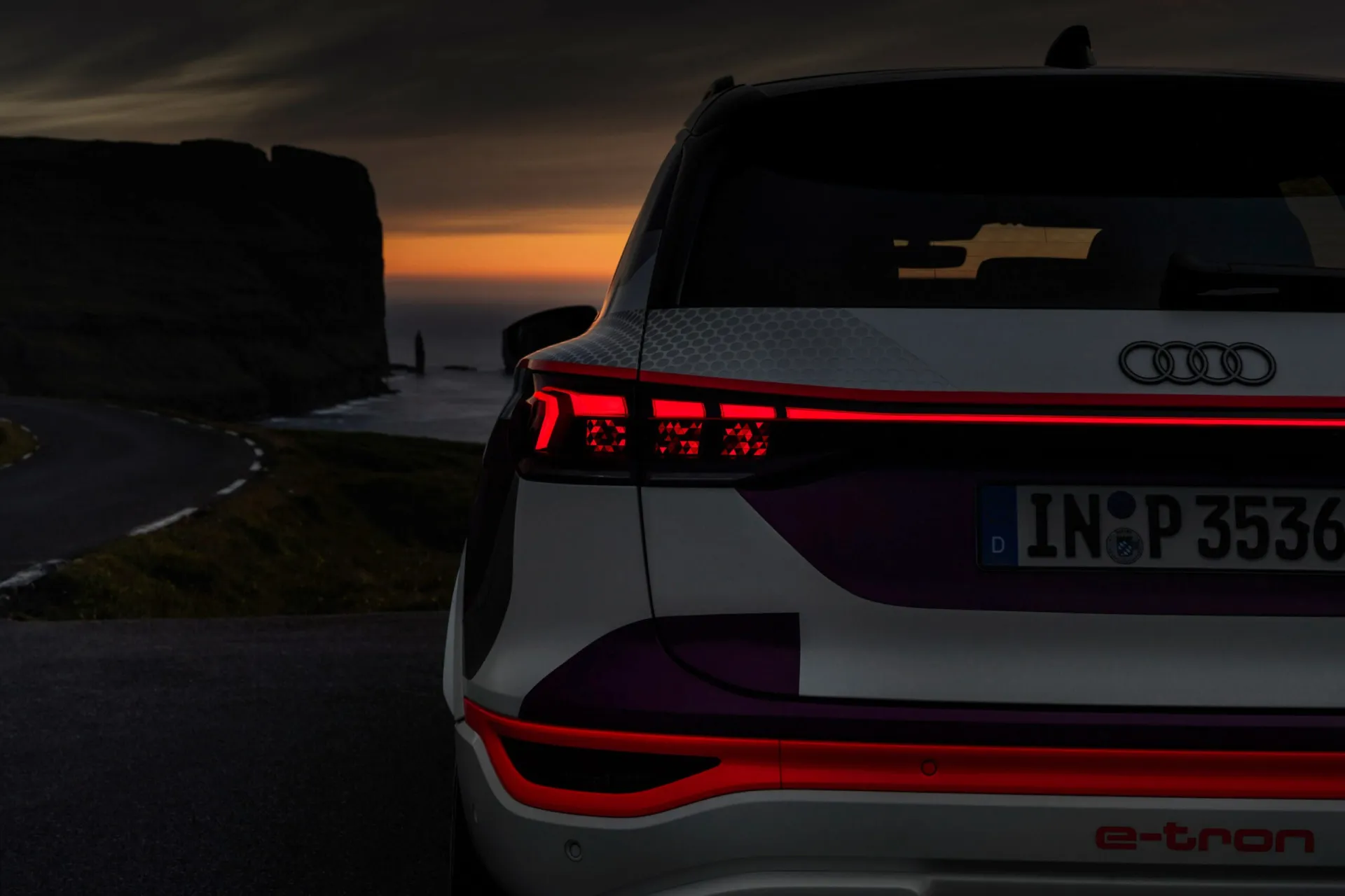 „Audi“ pristatė „Q6 e-tron“ prototipą su pirmaisiais pasaulyje informatyviaisiais žibintais