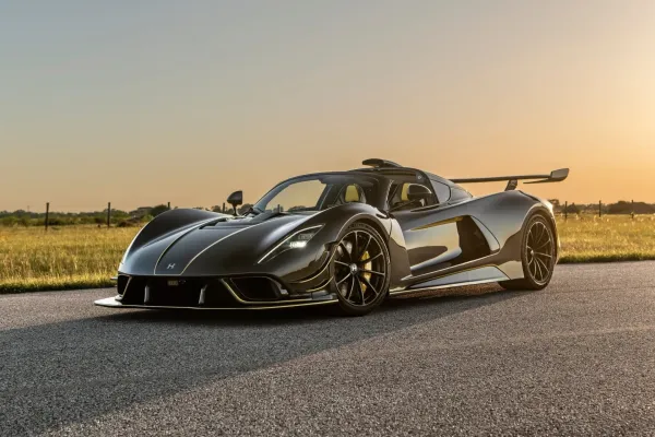 "Hennessey Venom F5 Revolution Roadster": apnuogintas anglies pluoštas ir patobulintas valdymas
