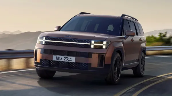 Naujasis "Hyundai Santa Fe": jokių dyzelinių variklių, terasinė bagažinė ir dezinfektorius pirštinių skyriuje