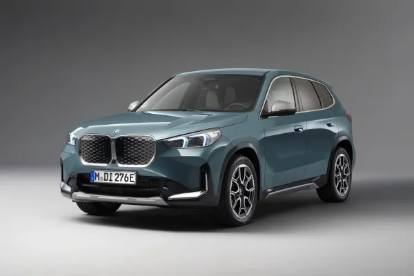"Biudžetinis" BMW iX1 eDrive20 elektrinis krosoveris pasirodė esąs brangesnis už "Tesla Model Y