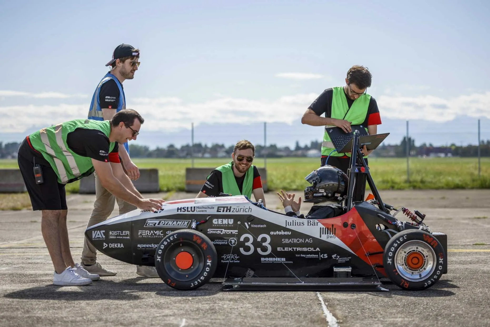 Kaip kulka. Naujas pasaulio rekordas -„Mythen” elektromobilis 100 km/val. greitį pasiekia per 0,956 sek.